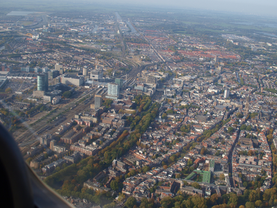 849879 Luchtfoto van het centrum van Utrecht, uit het zuidoosten, met links het Centraal Station.
